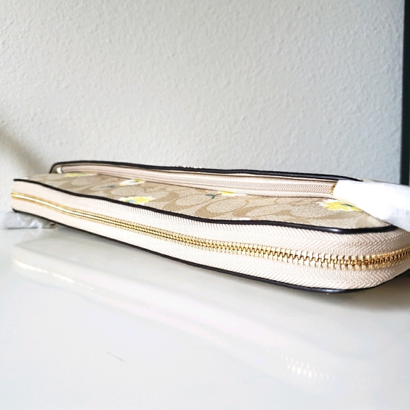 ❗SOLD❗❤Coach Laptop Sleeve in Signature Canvas - Picture 4 of 15